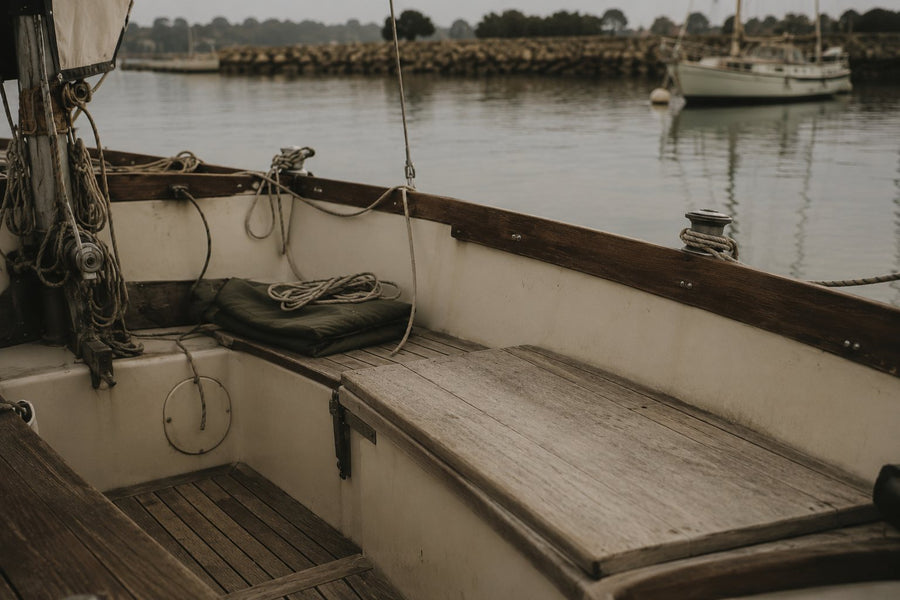 Cockpit d'un voilier amarré dans un port calme au petit matin