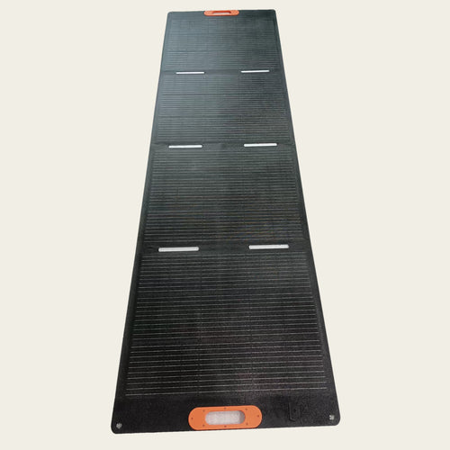 Panneau solaire pliable Attolle Elios 300 W déplié, quatre volets, poignée orange